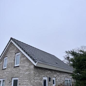 Schoonmaken dakpannen en dakgootranden woning Heerhugowaard Maart 2023