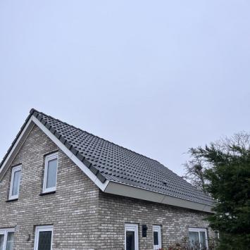 Schoonmaken dakpannen en dakgootranden woning Heerhugowaard Maart 2023