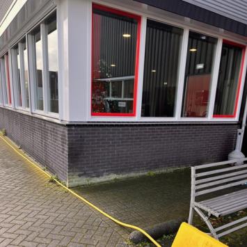 Schoonmaken damwanden, ramen en schilderwerk bedrijf Opmeer januari 2024