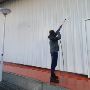 Reiniging buitenzijde supermarkt Albert Heijn Koog aan de zaan November 2020