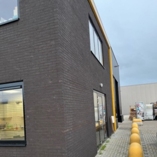 Reiniging gevelbekleding en kozijnen distributiecentrum Oudkarspel November 2021