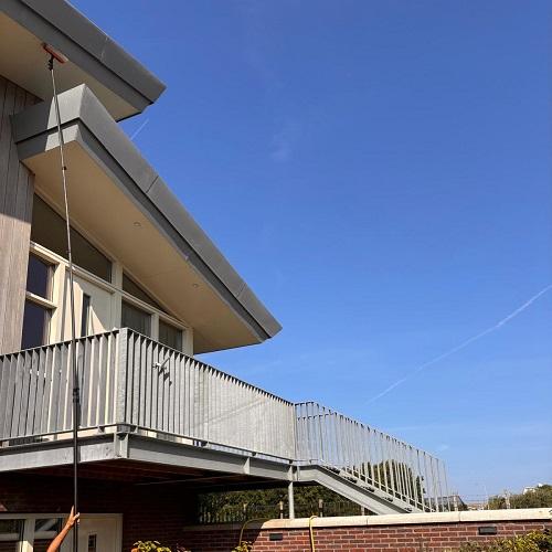Reiniging overstek en kozijnen + spinnenbestrijding Groote Keeten Callantsoog Juni 2025