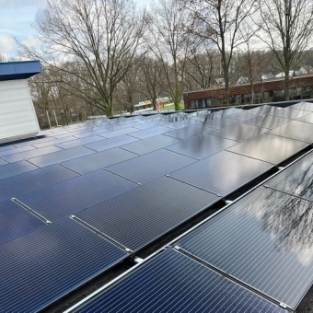 Reiniging installatie met zonnepanelen Apeldoorn i.s.m. DNR Electro Alkmaar April 2022