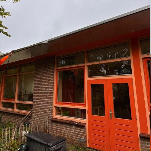 Reinigen boeidelen rondom schoolgebouw Bergen April 2025