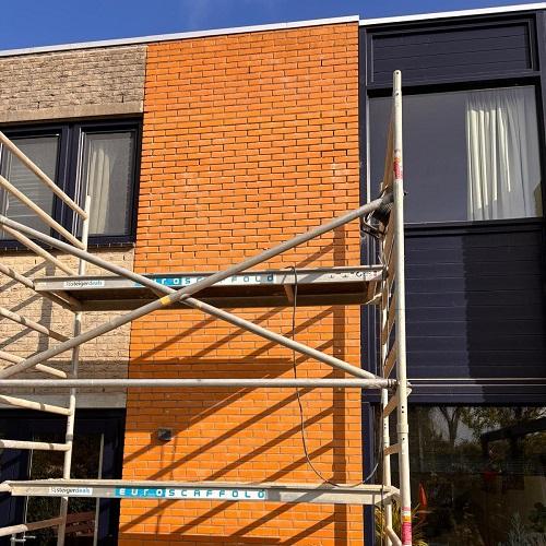 Reinigen gevel en houtwerk in Heerhugowaard April 2025