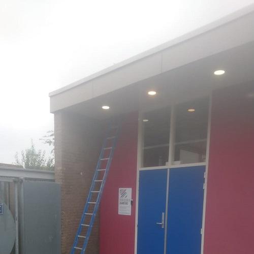 Reiniging en behandeling van rode gevelbeplating in Westzaan September 2025