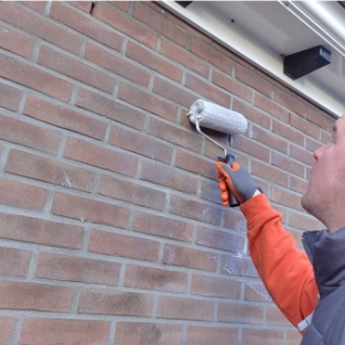 Verwijderen witte uitslag gevel en impregneren gevel woning obdam November 2020