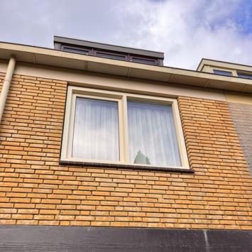 Uithakken, zandstralen en plaatsen voegwerk gevel woning Bergermeer Alkmaar Maart 2024