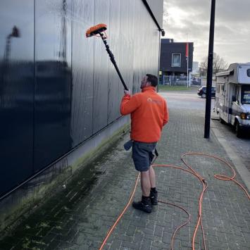 Reinigen gevelplaten en zonnepanelen Stadsarchief Amsterdam Januari 2023