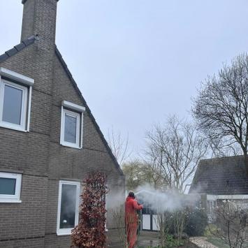 Reiniging voorgevel/buitenmuur woning Wervershoof inclusief schoorsteen Maart 2023