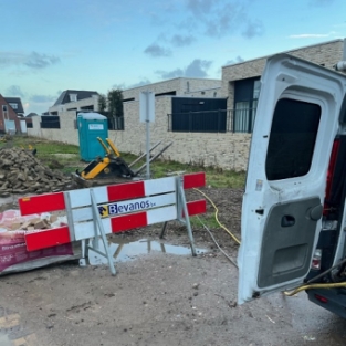 Gevels nieuwbouw woningen straat in Schagen gereinigd en geïmpregneerd Januari 2022