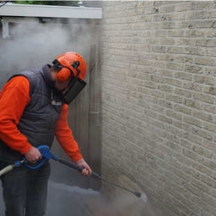 Proefstuk reinigen gevel d.m.v. stoomcleaning heerhugowaard Oktober 2020