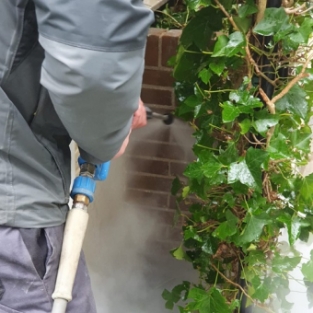 Verflaag verwijderen (bak) stenen muur woning particulier Amsterdam Oktober 2020