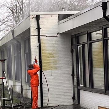 Reiniging houtwerk en kunststof rondom verschillende scholen februari 2024