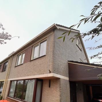 Uithakken, zandstralen en plaatsen voegwerk gevel woning Bergermeer Alkmaar Maart 2024