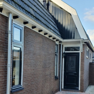 Verwijderen witte uitslag gevel en impregneren gevel woning obdam November 2020