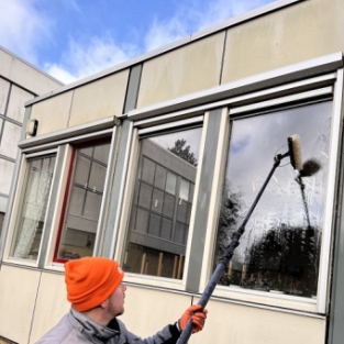 Reinigen houtwerk buitenom, kozijnen, glasbewassing & dakgootranden School Limmen Februari 2022