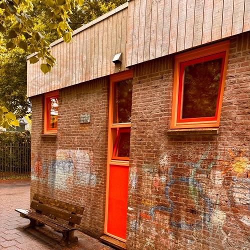 Glasbewassing schoolgebouw Bergen mei 2025