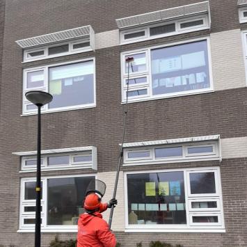 Reinigen aluminium gevelrooster school Heerhugowaard December 2022