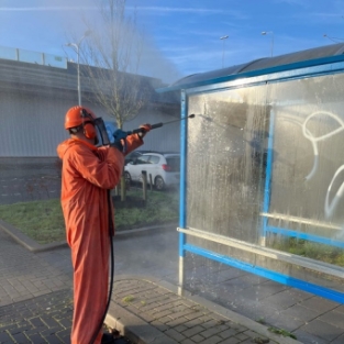 Graffiti verwijderen supermarkt winkelwagen overkapping AH Januari 2022