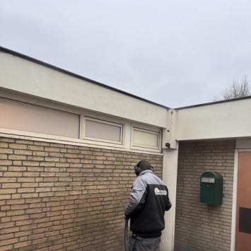 Graffiti van gevel verwijderen voor beheerder van scholen in Heiloo Januari 2023