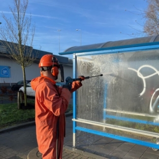 Graffiti verwijderen supermarkt winkelwagen overkapping AH Januari 2022