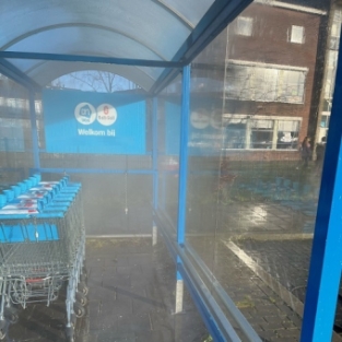 Graffiti verwijderen supermarkt winkelwagen overkapping AH Januari 2022