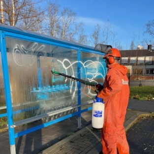 Graffiti verwijderen supermarkt winkelwagen overkapping AH Januari 2022