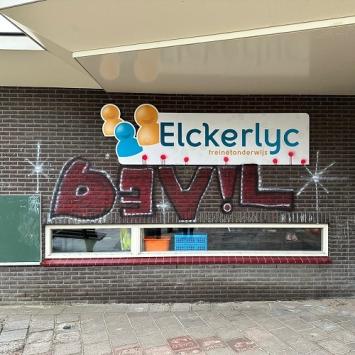 Graffiti van gevel verwijderen voor beheerder van scholen in Heiloo Januari 2023