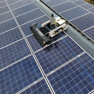 Schoonmaken zonnepanelen met robot Zuivelbedrijf Amsterdam februari 2021