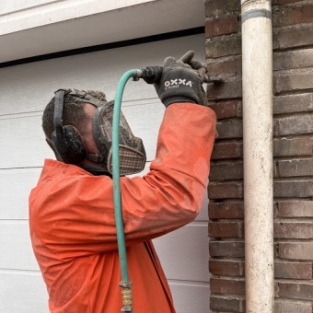 Gevel renovatie Heerhugowaard - Uithakken voegwerk, steen reparatie gevel en schoorsteen December 2021