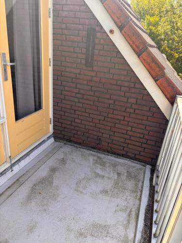 Voegwerk vervangen en reiniging kunststof en galerij Narcissenpad Uitgeest Juli 2025