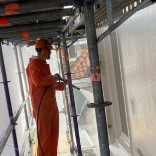 Schoonspuiten gevelreiniging winkelpand “de Laat” straat in Alkmaar centrum juli 2021