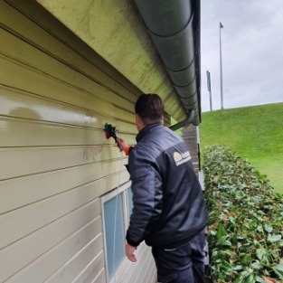 Reiniging houtwerk buitenzijde woning Ouderkerk aan den ijssel Oktober 2021