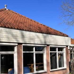 Reinigen gevelbekleding, boeidelen en kozijnen rondom gehele school Heerhugowaard februari 2022