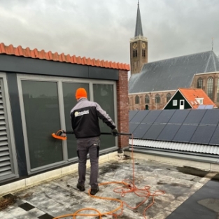 Reinigen boeidelen, gevelbekleding, kozijnen en glasbewassing school Stompetoren Februari 2022.