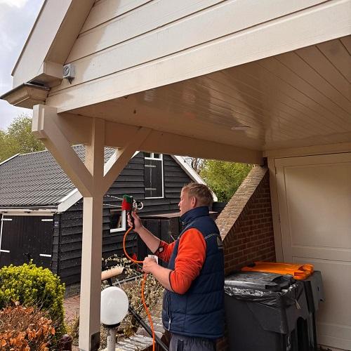Reinigen gevel en houtwerk in Heerhugowaard April 2025
