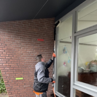 Reinigen boeidelen, gevelbekleding, kozijnen en glasbewassing school Stompetoren Februari 2022.