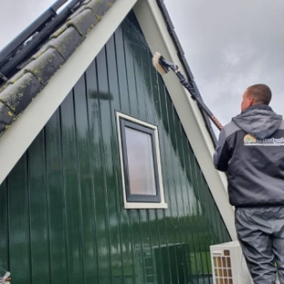 Schoonmaken houtwerk buitenzijde woning particulier Hoogwoud Oktober 2020