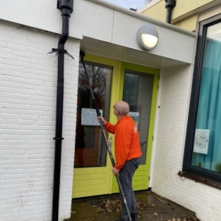 Schoonmaken buitenzijde en zonnepanelen schoolgebouw Heiloo februari 2021