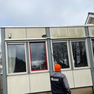 Reinigen houtwerk buitenom, kozijnen, glasbewassing & dakgootranden School Limmen Februari 2022
