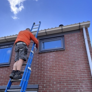 Voegwerk vervangen, gevel schoonmaken & dakgoten reinigen Heerhugowaard Oktober 2022