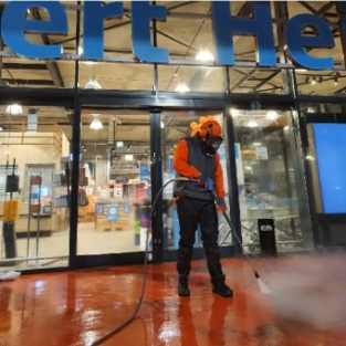 Reiniging buitenzijde supermarkt Albert Heijn Koog aan de zaan November 2020