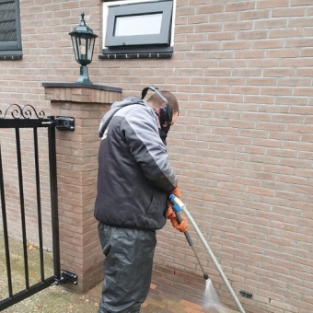 Verwijderen witte uitslag buitenmuur woning in Heerhugowaard Oktober 2020