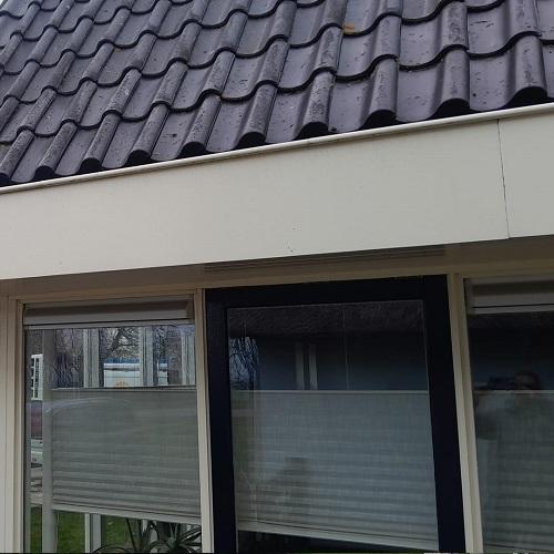 Reinigen houtwerk rondom woning in Wognum maart 2025