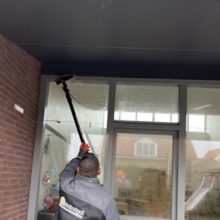 Reinigen boeidelen, gevelbekleding, kozijnen en glasbewassing school Stompetoren Februari 2022.