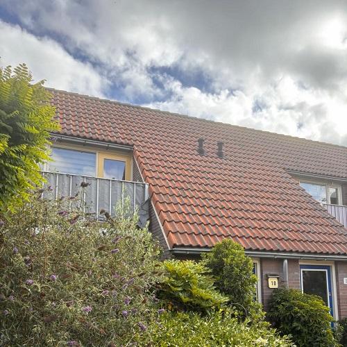 Voegwerk vervangen en reiniging kunststof en galerij Narcissenpad Uitgeest Juli 2025