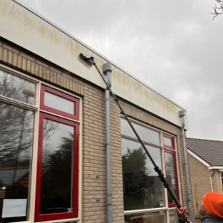 Reinigen houtwerk buitenom, kozijnen, glasbewassing & dakgootranden School Limmen Februari 2022