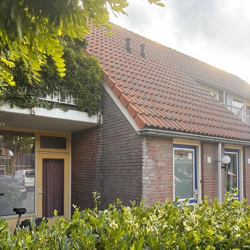 Voegwerk vervangen en reiniging kunststof en galerij Narcissenpad Uitgeest Juli 2025