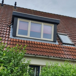 Schoonmaken dakgootinhoud en dakkapel woning particulier Heerhugowaard Juli 2020